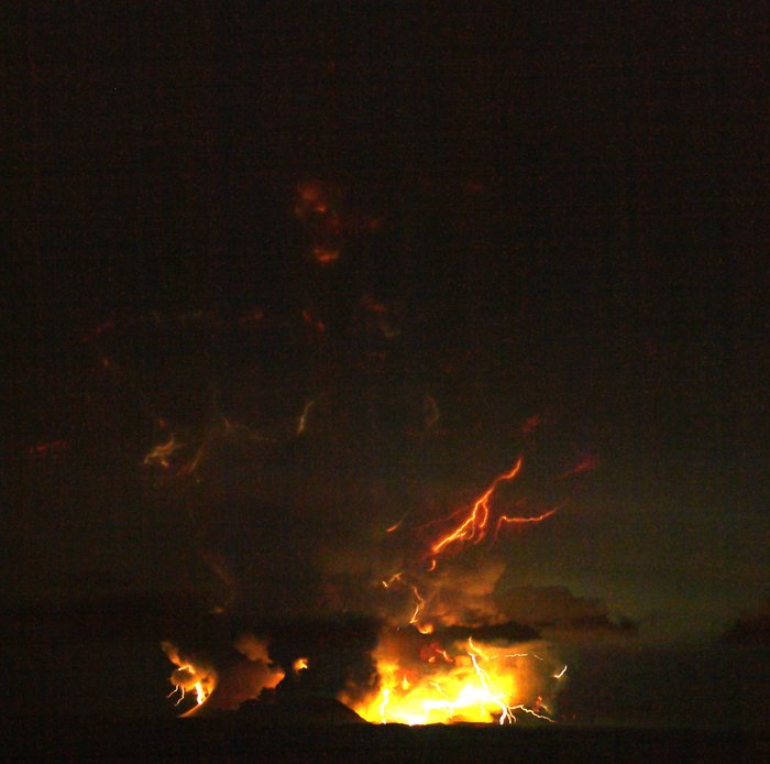 Lightening in the Redoubt Volcano Eruption of March/April 2009